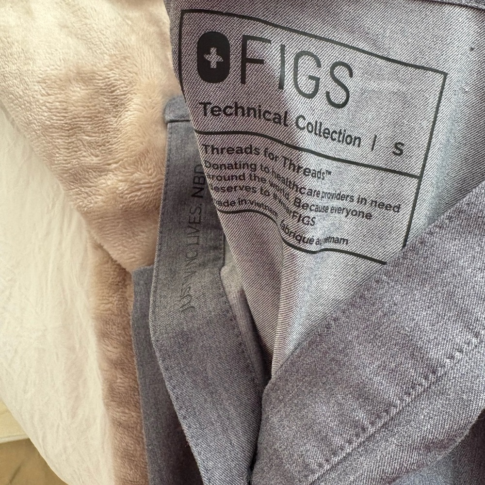FIGS Rafaela Oversized Scrub Top in Graphite Gray - Picture 4 of 4